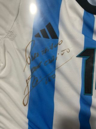 Camiseta enmarcada de Argentina firmada por Messi