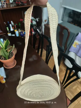Bolso redondo tejido beige