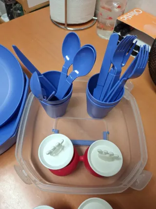 Maletin con vajilla camping 4 personas + 4 helader