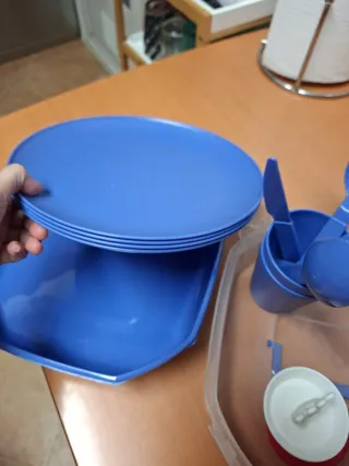 Maletin con vajilla camping 4 personas + 4 helader