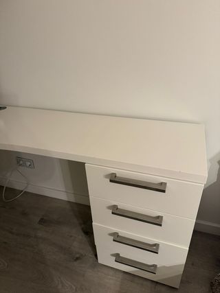 Escritorio blanco con cajones