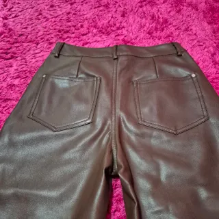 Pantaloni marroni similpelle lucidi