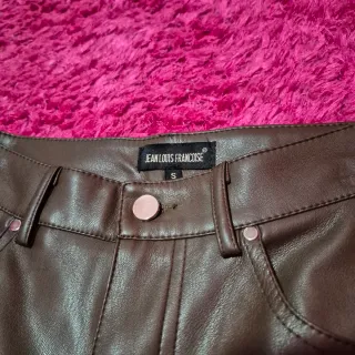 Pantaloni marroni similpelle lucidi