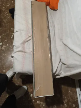 Suelo laminado marrón claro