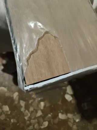 Suelo laminado marrón claro