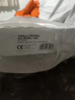 Suelo laminado marrón claro