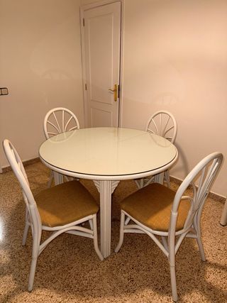 Mesa redonda y 4 sillas comedor