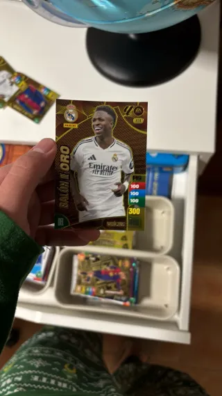 Cromo Vinicius Balón de Oro 2024-25