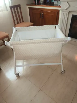 Minicuna con ruedas