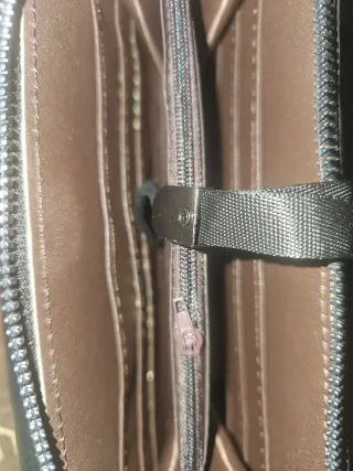 Monedero negro y rojo