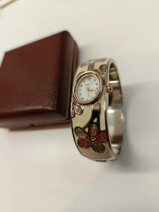 Reloj Brazalete Miss T Beige y Dorado