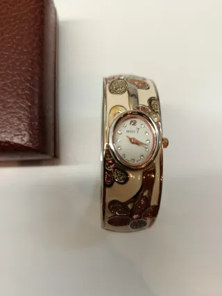 Reloj Brazalete Miss T Beige y Dorado