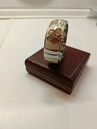 Reloj Brazalete Miss T Beige y Dorado