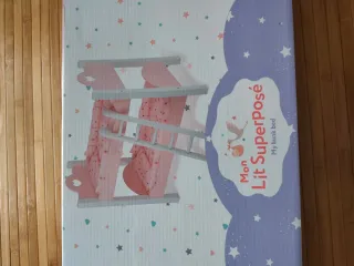 Cuna litera de juguete rosa con accesorios