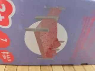 Cuna litera de juguete rosa con accesorios