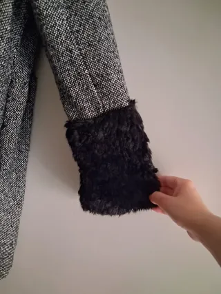 Cappotto tweed con polsini pelliccia sintetica