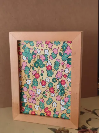 Cuadro decorativo flores sobre fondo amarillo