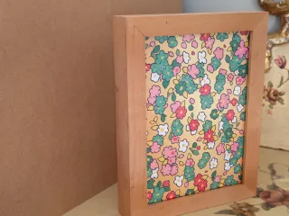 Cuadro decorativo flores sobre fondo amarillo