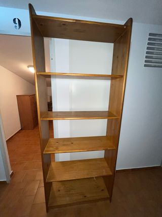Estantería de madera