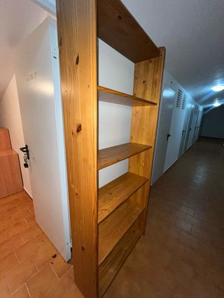 Estantería de madera