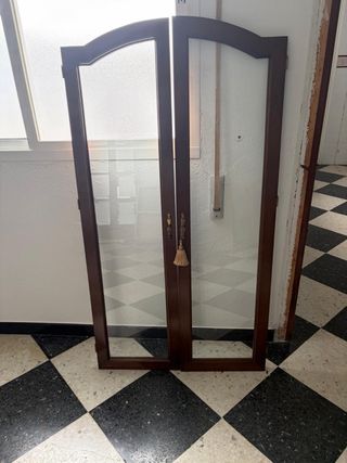 Puertas de vitrina de madera y cristal