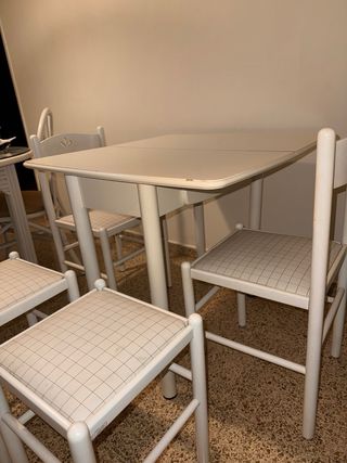 Mesa ampliable, 4 sillas de comedor blancas