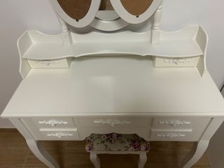 Tocador blanco con espejo triple y taburete