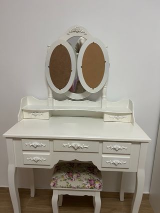 Tocador blanco con espejo triple y taburete