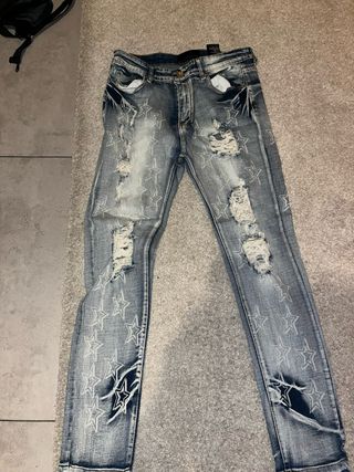 Vaqueros Amiri con estrellas desgastados