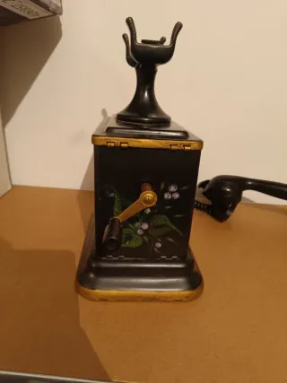 Teléfono antiguo decorado floral