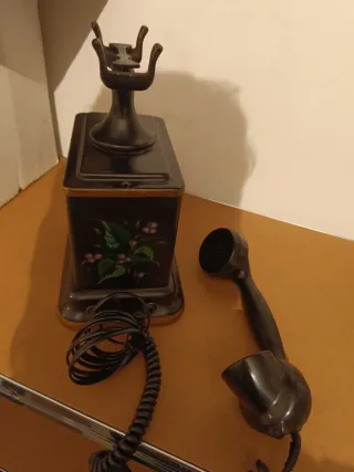 Teléfono antiguo decorado floral