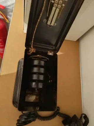 Teléfono antiguo decorado floral