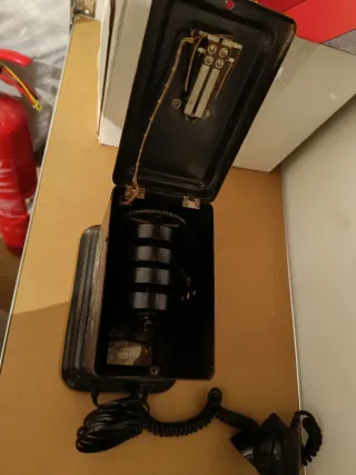 Teléfono antiguo decorado floral