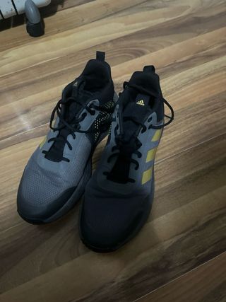 Zapatillas Baloncesto Adidas Negras y Doradas