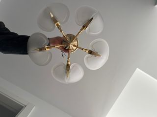 Lámpara de cristal y metal dorada