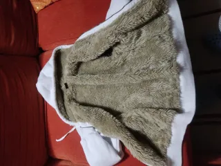 Cazadora blanca con capucha