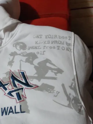 Cazadora blanca con capucha