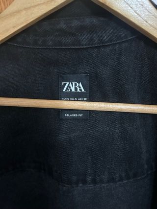 Camisa vaquera Zara negra desgastada