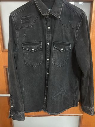 Camisa vaquera Zara negra desgastada