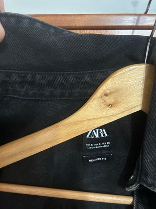 Camisa vaquera Zara negra desgastada