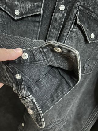 Camisa vaquera Zara negra desgastada