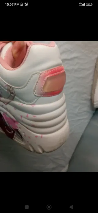 Tenis Blancos con Diseño Anime Rosa