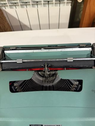 Máquina de escribir Olivetti Lettera 32