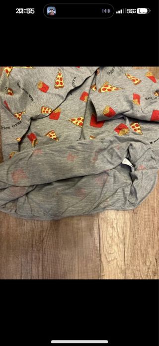 Sudadera H&M gris estampado pizza y patatas