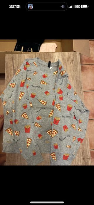 Sudadera H&M gris estampado pizza y patatas