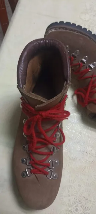 Botas de montaña marrones