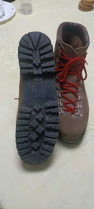 Botas de montaña marrones