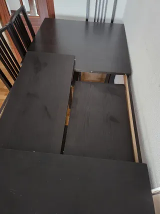 Mesa de comedor de madera oscura