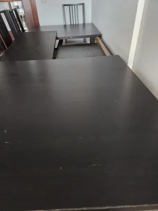 Mesa de comedor de madera oscura