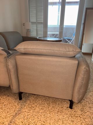 Sofá y sillón de tela gris